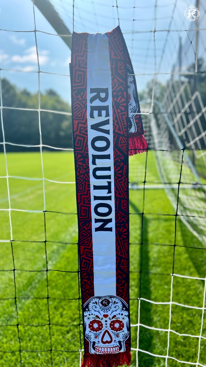 🧣 GIVEAWAY 🧣

Today’s #NationalScarfDay and this #NERevs scarf can be yours.

Like and RT to enter!