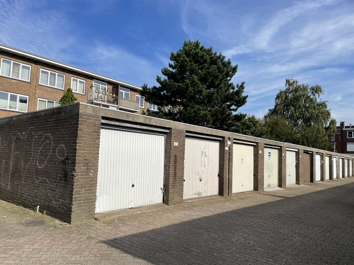 Toch kan het beter. Het winkelcentrum is op veel plekken sleets, er is veel steen, de huizen zijn niet goed onderhouden. Tijd om samen te werken aan een impuls, een winkelcentrum waar de hele wijk trots op kan zijn. Het is mooi om te zien dat er al veel in gang wordt gezet.