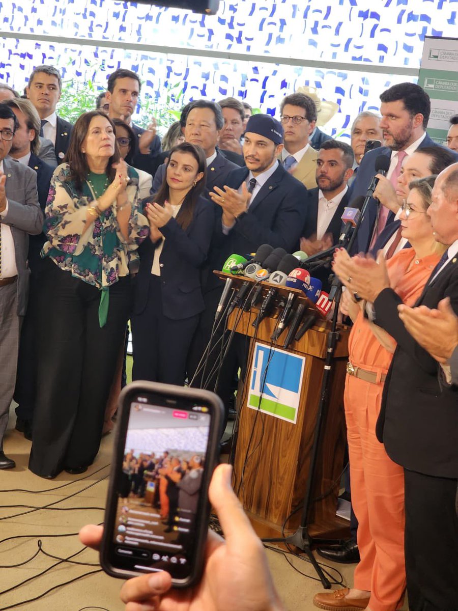 mfriasoficial's tweet photo. Estamos agora no Congresso Nacional, juntamente com 22 frentes parlamentares para introduzir a "PEC do Equilíbrio dos Poderes". 

A PEC propõe alterar as competências do Congresso para que, mediante a concordância de 3/5 de seus membros, seja possível sustar decisões do STF que já tenham transitado em julgado e que excedam os parâmetros estabelecidos pela Constituição.
