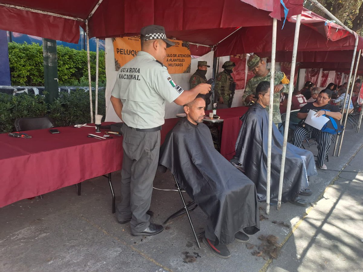 GN_MEXICO_'s tweet photo. En la alcaldía Iztapalapa de la #CDMX, la #GuardiaNacional y el #EjércitoMexicano, realizaron actividades de proximidad social, como peluquería y recorridos de prevención del delito. Con estas acciones contribuimos en la recuperación de espacios públicos. https://t.co/HHLglJBDHl
