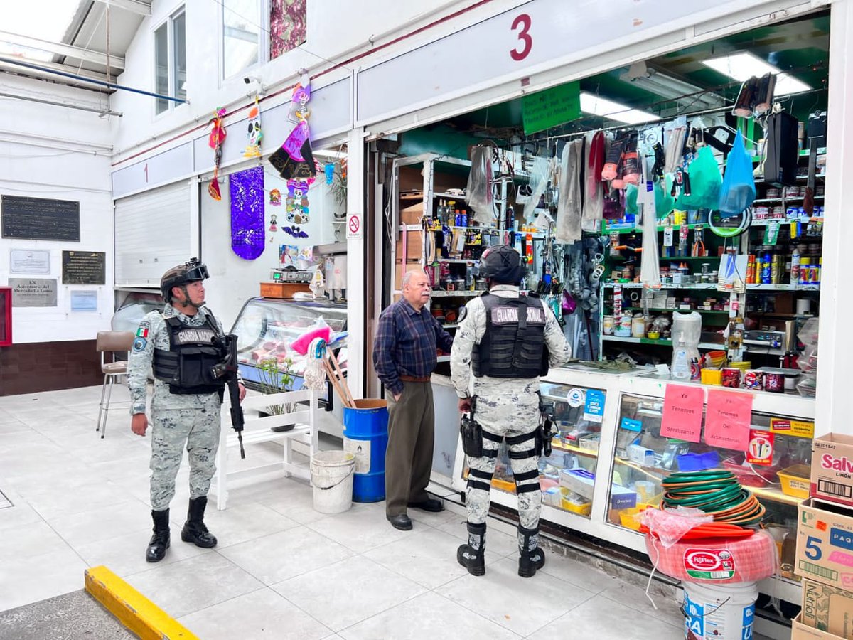 GN_MEXICO_'s tweet photo. En la alcaldía Iztapalapa de la #CDMX, la #GuardiaNacional y el #EjércitoMexicano, realizaron actividades de proximidad social, como peluquería y recorridos de prevención del delito. Con estas acciones contribuimos en la recuperación de espacios públicos. https://t.co/HHLglJBDHl