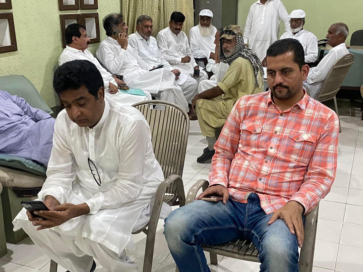 NadeemKaira1's tweet photo. ڈیرہ کائرہ پر سابق وفاقی وزیر چوھدری قمر زمان کائرہ کے ہمراہ مصروف دن گزارا حلقے سے آئے دوستوں احباب سے ملاقاتیں کیں اور حلقے کی موجودہ سیاسی صورتحال پر تبادلہ خیال اور موجودہ مسائل کو حل کرنے کی یقین دہانی۔
انشاءاللہ فتح پیپلزپارٹی کی ہوگی۔
@BBhuttoZardari #PP30 #VoteForPPP https://t.co/93XEqp3Pgh