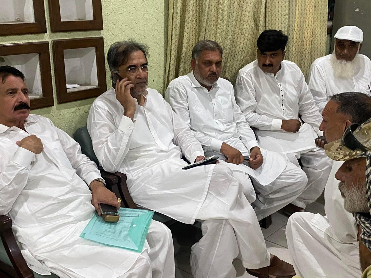 NadeemKaira1's tweet photo. ڈیرہ کائرہ پر سابق وفاقی وزیر چوھدری قمر زمان کائرہ کے ہمراہ مصروف دن گزارا حلقے سے آئے دوستوں احباب سے ملاقاتیں کیں اور حلقے کی موجودہ سیاسی صورتحال پر تبادلہ خیال اور موجودہ مسائل کو حل کرنے کی یقین دہانی۔
انشاءاللہ فتح پیپلزپارٹی کی ہوگی۔
@BBhuttoZardari #PP30 #VoteForPPP https://t.co/93XEqp3Pgh