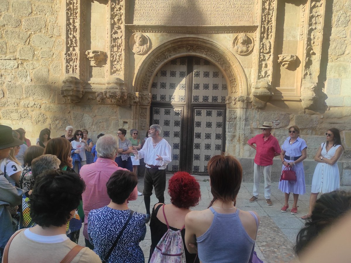 iesfrojas's tweet photo. Y esta tarde @iesfrojas hemos seguido con #DíaMundialdelTurismo con La Visita Teatralizada "Cluedo: La ajusticiada" de @EdulogicSL con @TurismoSalaman disfrutando con sus relatos... 👏🏻👏🏻👏🏻 #Salamanca #ascytrojas https://t.co/U4XPY8Bc3N