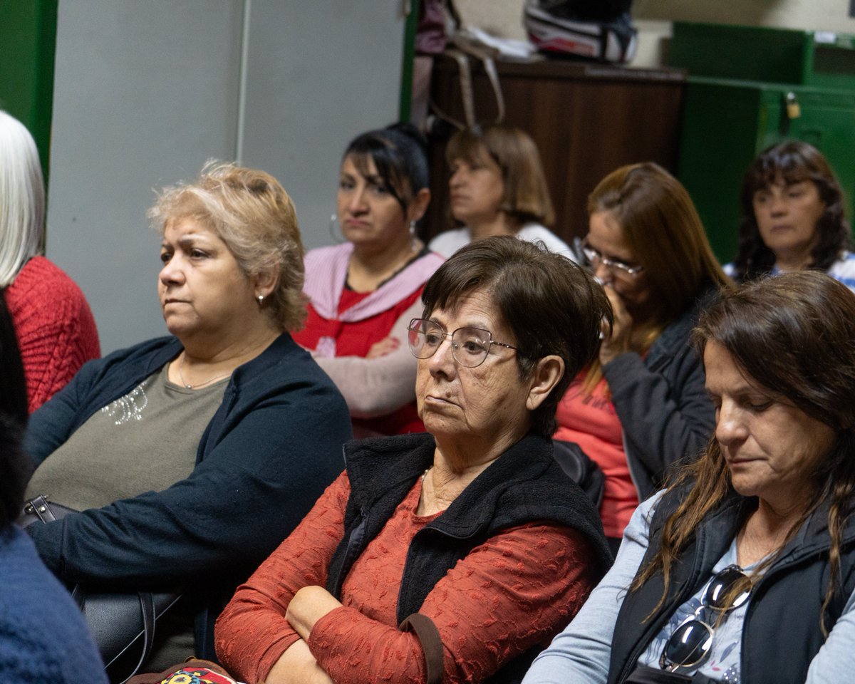 APOSLR's tweet photo. La titular de APOS, @mclaudiaortiz, junto a los equipos de Primer Nivel y #Farmapos, visitaron la Universidad Provincial del Adulto Mayor para brindar una charla informativa sobre programas, beneficios y transformación de la #OSP.
Nota completa👉https://t.co/ZmgVbJ55dw https://t.co/1m5dwsK4UL