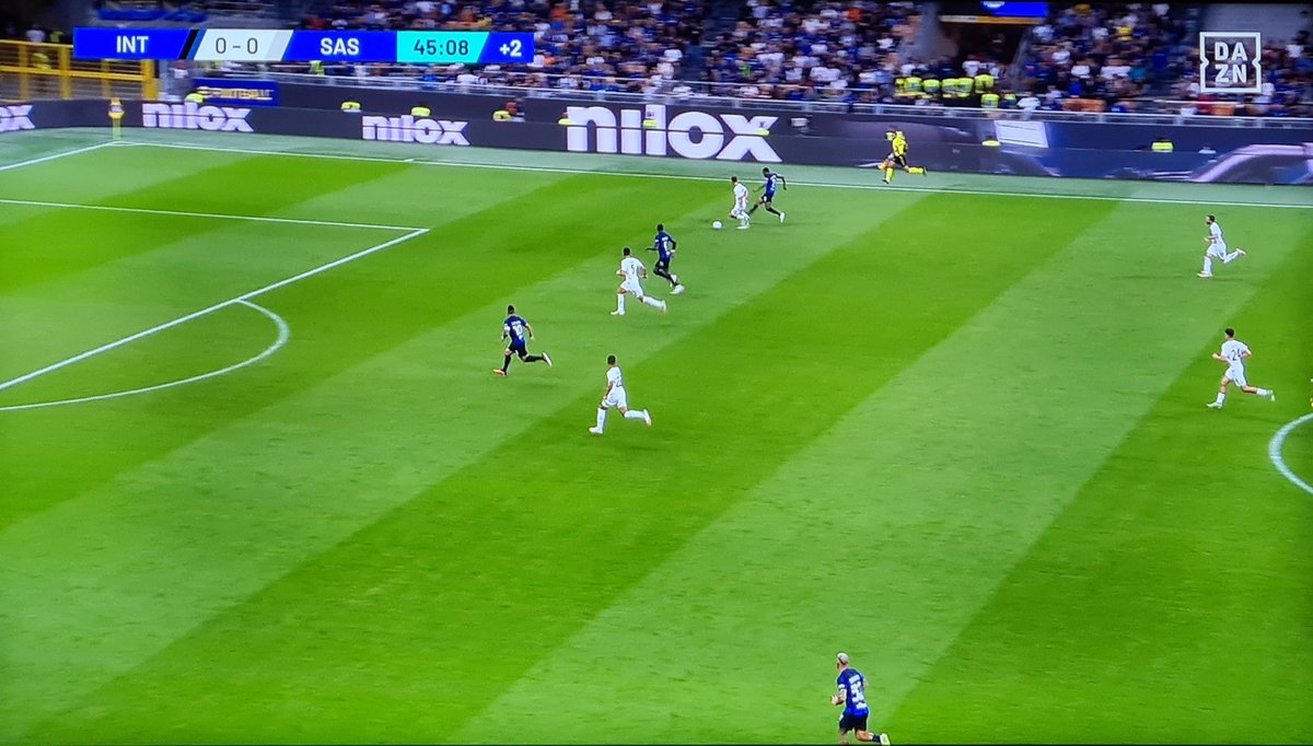 DonDie_Sospeso's tweet photo. Quando segna l'@Inter il VAR controlla fino ai peli del culo dei giardinieri per verificare se c'è qualche motivo per annullare il gol.
Ma a andate a cagare, cordialmente, @AIA_it. https://t.co/RhcHWG5Bh4