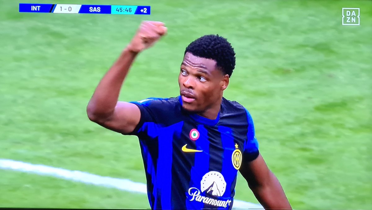 DonDie_Sospeso's tweet photo. Quando segna l'@Inter il VAR controlla fino ai peli del culo dei giardinieri per verificare se c'è qualche motivo per annullare il gol.
Ma a andate a cagare, cordialmente, @AIA_it. https://t.co/RhcHWG5Bh4