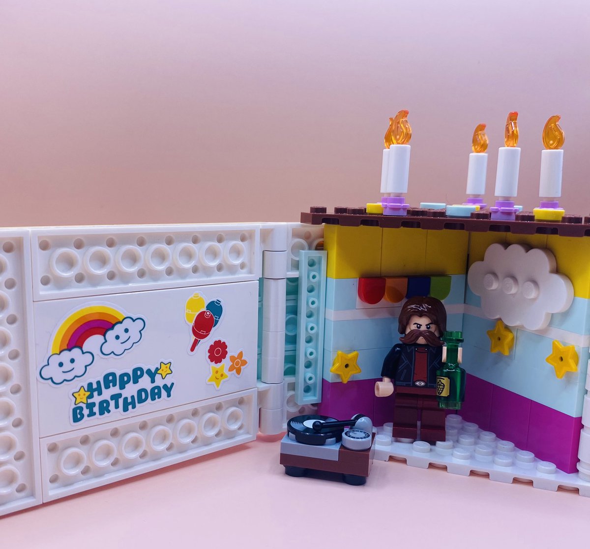 LegoLucaM's tweet photo. @Hazelbird SORPRESA! All good cakes should have a surprise inside. https://t.co/I01eUBkcvi