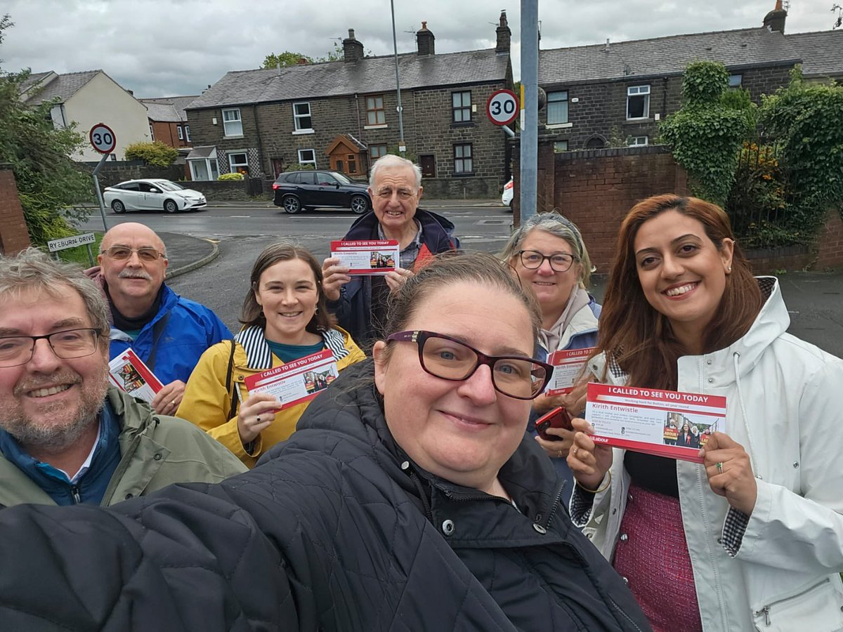 kirith_ae's tweet photo. #StormAgnes who?

We never miss a chance to speak to voters! Team Bromley Cross tonight 🌹 https://t.co/J35hYSTFkB