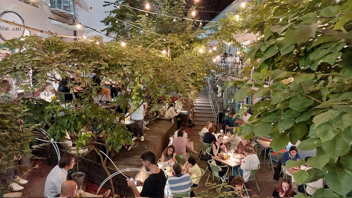 FatFellWalker's tweet photo. Last evening in Berlin - beautiful pizza at the outstanding #Capvin restaurant in the Hackesche Hรถfe https://t.co/lEOhBq8OWe