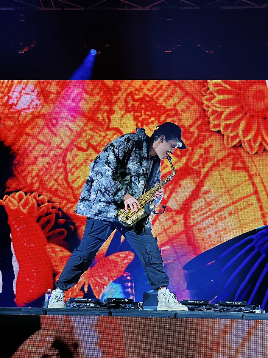 Hey <a href="/Griz/">GRiZ 🌈</a> I took these pics of you from the rail at Ursa on my phone during Can’t Hold Me Down so I thought I’d share how fucking cool you look okay bye 🎷❤️