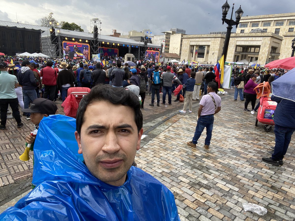 Danielbricen's tweet photo. Organizaciones indígenas, contratistas y funcionarios públicos. Una marcha financiada con nuestros impuestos. Un derroche para subirle el EGO al presidente Gustavo Petro. 

Pagar impuestos para financiar los actos de campaña del Pacto Histórico y Gustavo Bolívar. Una vergüenza. https://t.co/IH8LZX1QH2