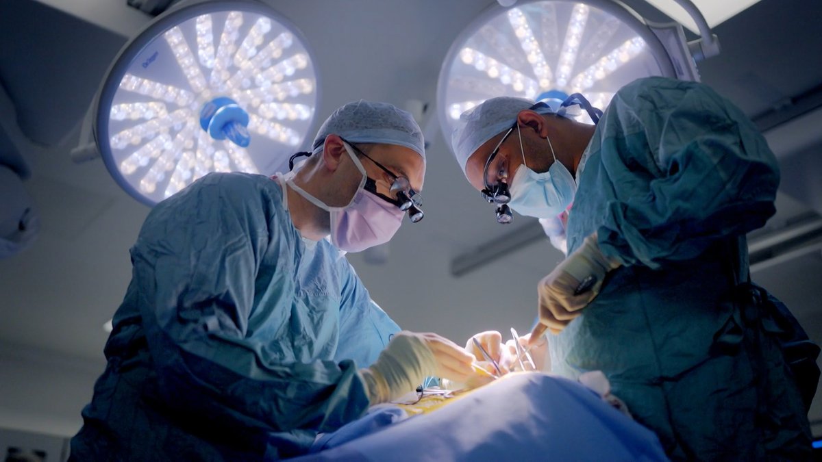 NewcastleHosps's tweet photo. An hour into surgery – Craig needs to remove the blockage in Samantha’s artery but there’s a risk of causing another stroke. He has navigated around the nerve controlling her tongue &amp; his team now need to repair the diseased artery. #GeordieHospital https://t.co/eMdR6SutoL