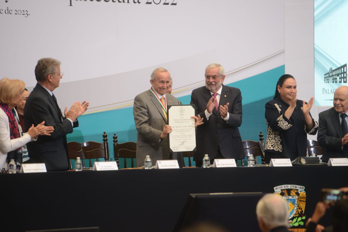 CDHCMX's tweet photo. Esta tarde la Presidenta de #CDHCM, Nashieli Ramírez, asiste a la ceremonia de los Premios Nacionales de Ingeniería y de Arquitectura 2022, que concede la @AIAMEX.

El galardón es otorgado al Arquitecto Xavier Cortés Rocha y al Ingeniero Juan Eibenschutz Hartman. ¡Enhorabuena! https://t.co/DEZPDGCobQ