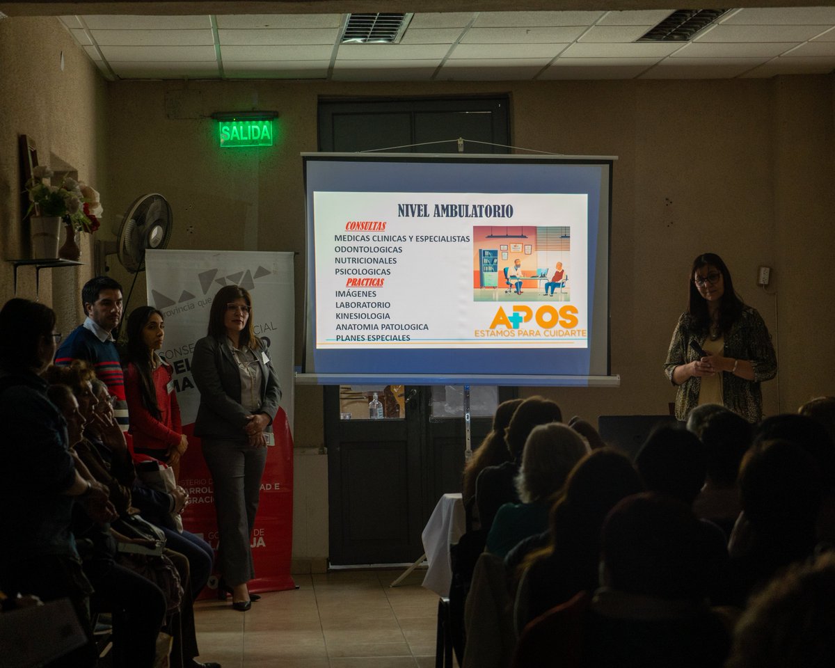 APOSLR's tweet photo. La titular de APOS, @mclaudiaortiz, junto a los equipos de Primer Nivel y #Farmapos, visitaron la Universidad Provincial del Adulto Mayor para brindar una charla informativa sobre programas, beneficios y transformación de la #OSP.
Nota completa👉https://t.co/ZmgVbJ55dw https://t.co/1m5dwsK4UL