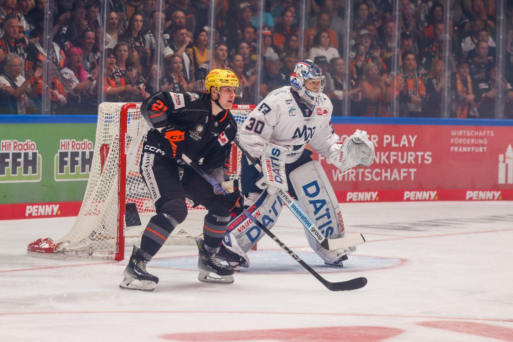 loewenfrankfurt's tweet photo. Spielende:
Was ein Spiel...was eine Mannschaft. Gekämpft und niemals aufgegeben! Leider hat es trotz tollem Comeback heute nicht gereicht.
Am Sonntag geht's gegen Red Bull München.
#FRAMAN 4:5
#loewenfrankfurt #gemeinsambruellen #bembelhockey #eishockey #hockey #del #pennydel https://t.co/5jKpLQgCyX