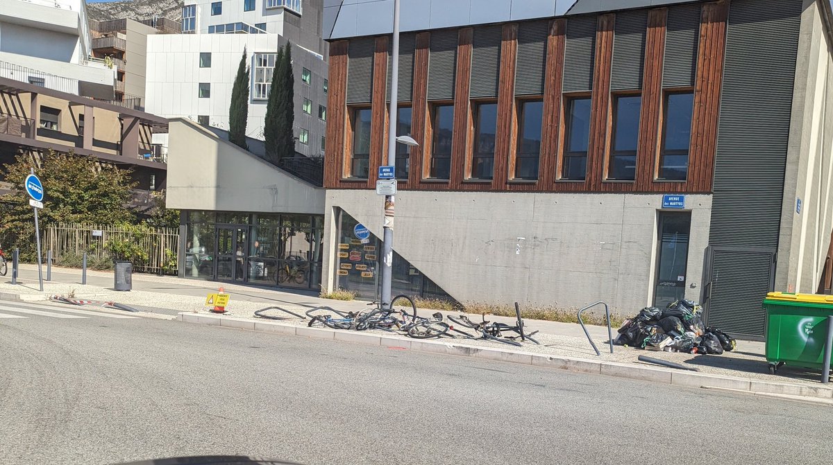 antoine_robinet's tweet photo. Y en a un qui aime pas les Vélos, mêmes garés, qui est passé avenue des martyrs ! #Grenoble https://t.co/VdxPk07KC1