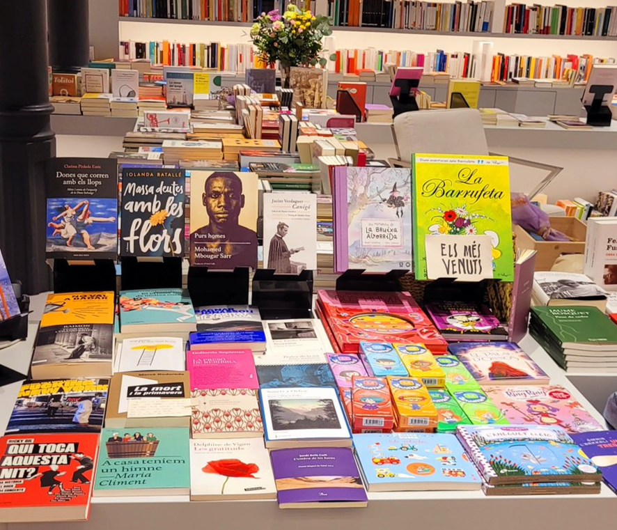 JordiSolColl2's tweet photo. Entre els més venuts a @OnaLlibres "L'ombra de les hores" (@Ed_proa), premi Miquel de Palol d'enguany. Gràcies!

@FundBertrana🌹🌹 https://t.co/GxEDzYrzCH