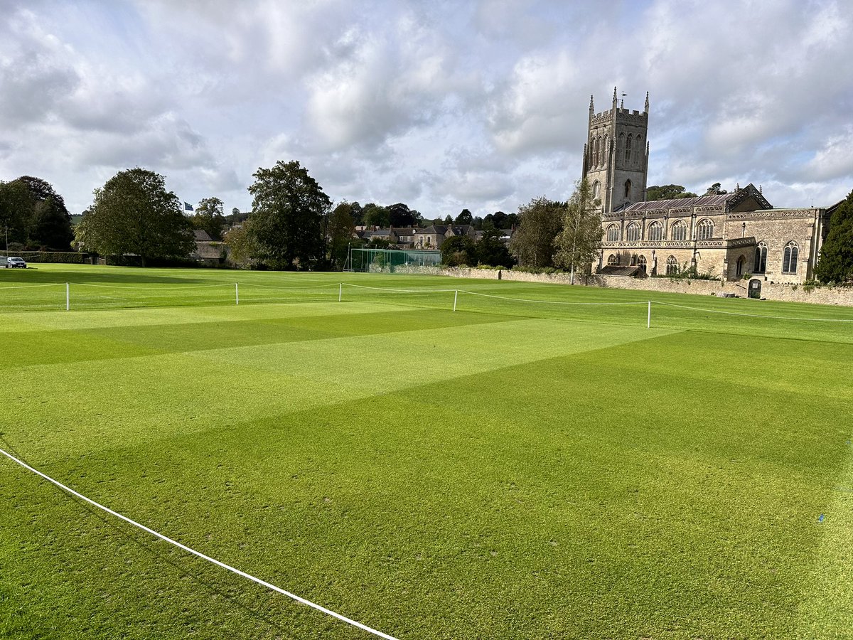 ksbgrounds's tweet photo. Very autumnal today. ππ#ChristmasTerm #Autumn @KingsBruton https://t.co/zvM1RsbnHP
