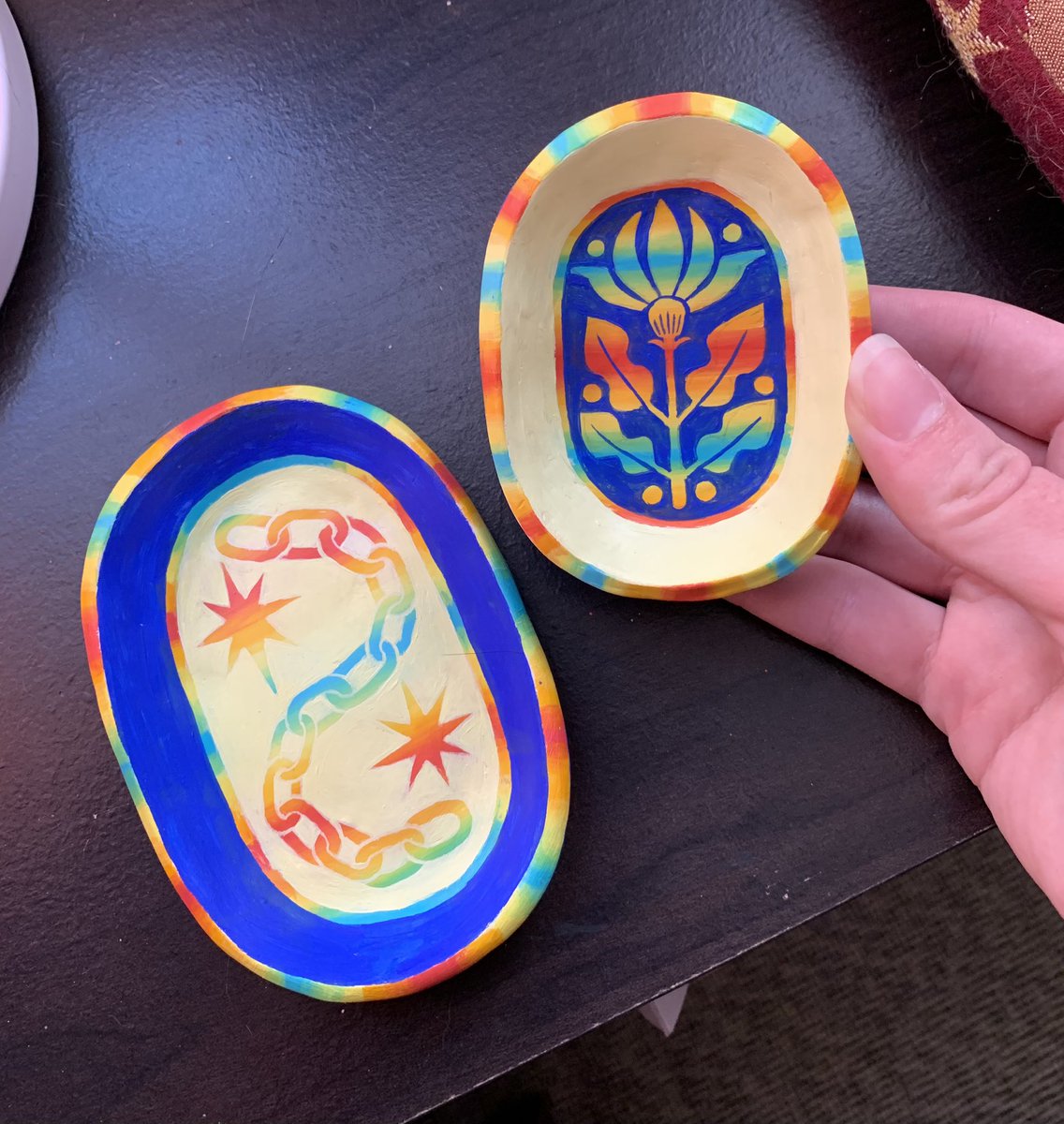 painted these little dishes today :3