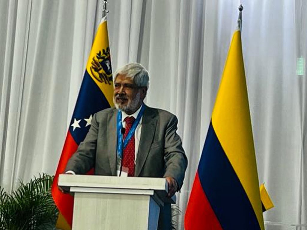 FreddyBernal's tweet photo. Muy cierto lo que dice el Ministro de Comercio, Industria y Turismo de Colombia, @GermanUmanaM, en la Macrorrueda Binacional de Negocios Venezuela - Colombia 2023, y es que ese lazo de hermandad entre ambas naciones no permitirá más nunca cerrar nuestras fronteras, porque gracias a esa apertura hoy ha crecido la taza de empleo, hay inversión entre nuestras naciones, porque sin inversión no hay sociedad. También es muy cierto que las solicitudes de certificado de origen de empresas venezolanas han subido casi un 74%. ¡Hecho histórico!