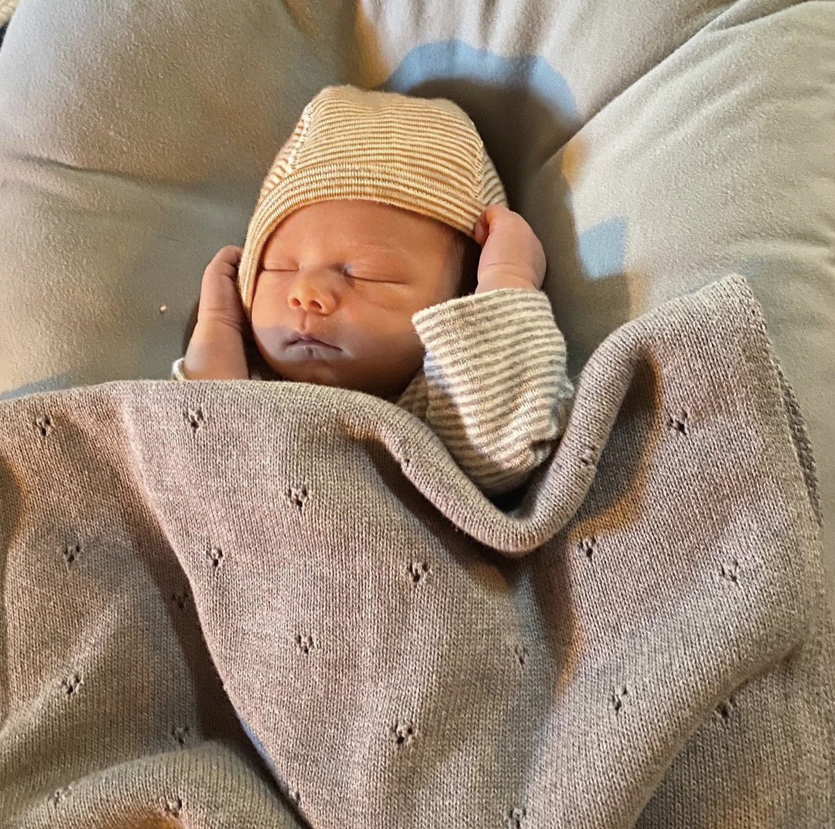 El_Traslador's tweet photo. Ah! Aquí otro Weasley! Bonnie Wright ha dado a luz a su primer hijo!🦁 https://t.co/UcJ0iuYZDG