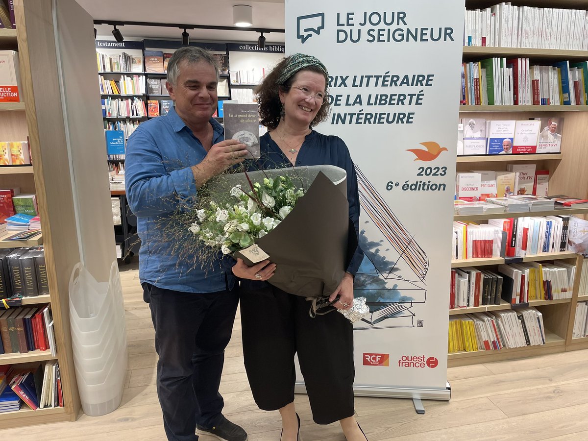 CFRT.TV (@cfrt_tv) on Twitter photo 👏🏻 Très heureux d’avoir remis ce soir le Prix Littéraire de la #libertéintérieure 2023 du <a href="/jourduseigneur/">Le Jour du Seigneur</a> à Anne Le Maître pour « Un si grand désir de silence » aux <a href="/EditionsduCERF/">Éditions du Cerf</a>, avec le parrain du Prix <a href="/AlexandreJardin/">Alexandre Jardin</a> et nos partenaires
<a href="/laprocure/">Librairie La Procure</a> <a href="/radiorcf/">RCF</a> <a href="/OuestFrance/">Ouest-France</a> 👏🏻 Très heureux d’avoir remis ce soir le Prix Littéraire de la #libertéintérieure 2023 du <a href="/jourduseigneur/">Le Jour du Seigneur</a> à Anne Le Maître pour « Un si grand désir de silence » aux <a href="/EditionsduCERF/">Éditions du Cerf</a>, avec le parrain du Prix <a href="/AlexandreJardin/">Alexandre Jardin</a> et nos partenaires
<a href="/laprocure/">Librairie La Procure</a> <a href="/radiorcf/">RCF</a> <a href="/OuestFrance/">Ouest-France</a>