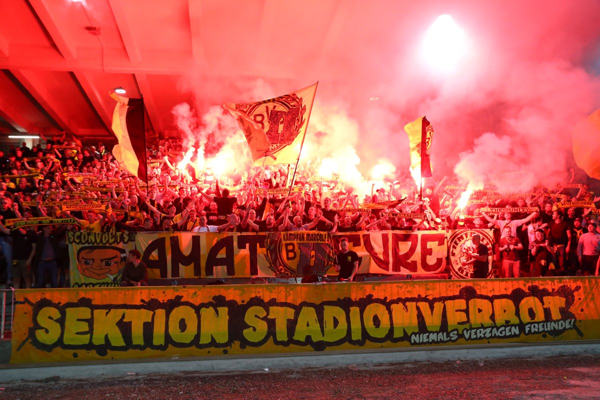 schwatzgelbde's tweet photo. Unsere 📷 zur heutigen Pyroeinlage in der zweiten Halbzeit zum Heimspiel des #BVBII gegen den #MSV #Duisburg. #BVBMSV #BVBIIMSV #BVBU23MSV #BVB #BVBU23 https://t.co/nCsHpr5PJ5