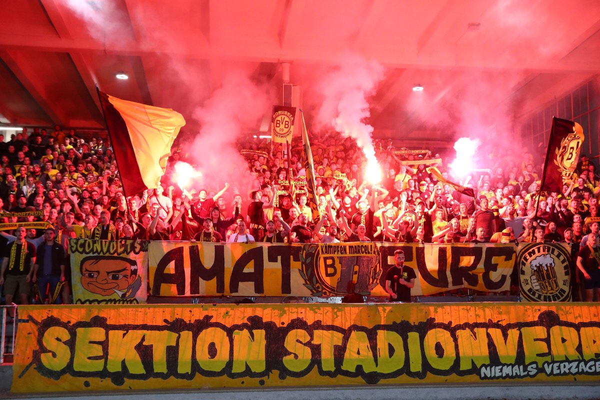 schwatzgelbde's tweet photo. Unsere 📷 zur heutigen Pyroeinlage in der zweiten Halbzeit zum Heimspiel des #BVBII gegen den #MSV #Duisburg. #BVBMSV #BVBIIMSV #BVBU23MSV #BVB #BVBU23 https://t.co/nCsHpr5PJ5