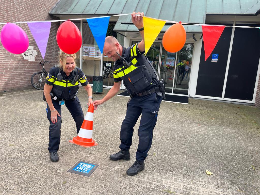WA_Enschede's tweet photo. Time-Out tegel tegen pesten bij Mediant. #weektegenpesten #zelfdodingdoorpestenmagnooitmeergebeuren #Mediant https://t.co/0NCLsJLlme