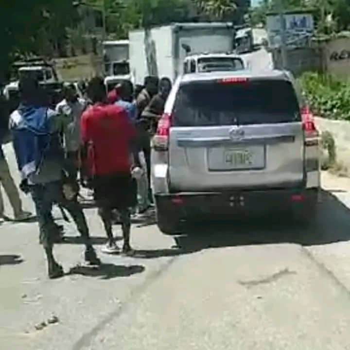 AmeriqueInfo7's tweet photo. Flash!

Lapolis nan Mibalè arete yon machin ki t ap transpòte yon gwo kantite katouch. Se yon Toyota gri plak Repiblik Dominikèn ki chaje ak minisyon sa yo. Popilasyon an sèke machin nan, y ap eseye poze kèk kesyon nan kè yo pandan Lapolis ap eseye jere tansyon yo.
N ap raple w, anpil bal ak zam k ap simen lanmò la a se sou fwontyè Beladè, Dajabón ak Elyas Pinyas yo pase soti Repiblik Dominikèn epi antre Ayiti.