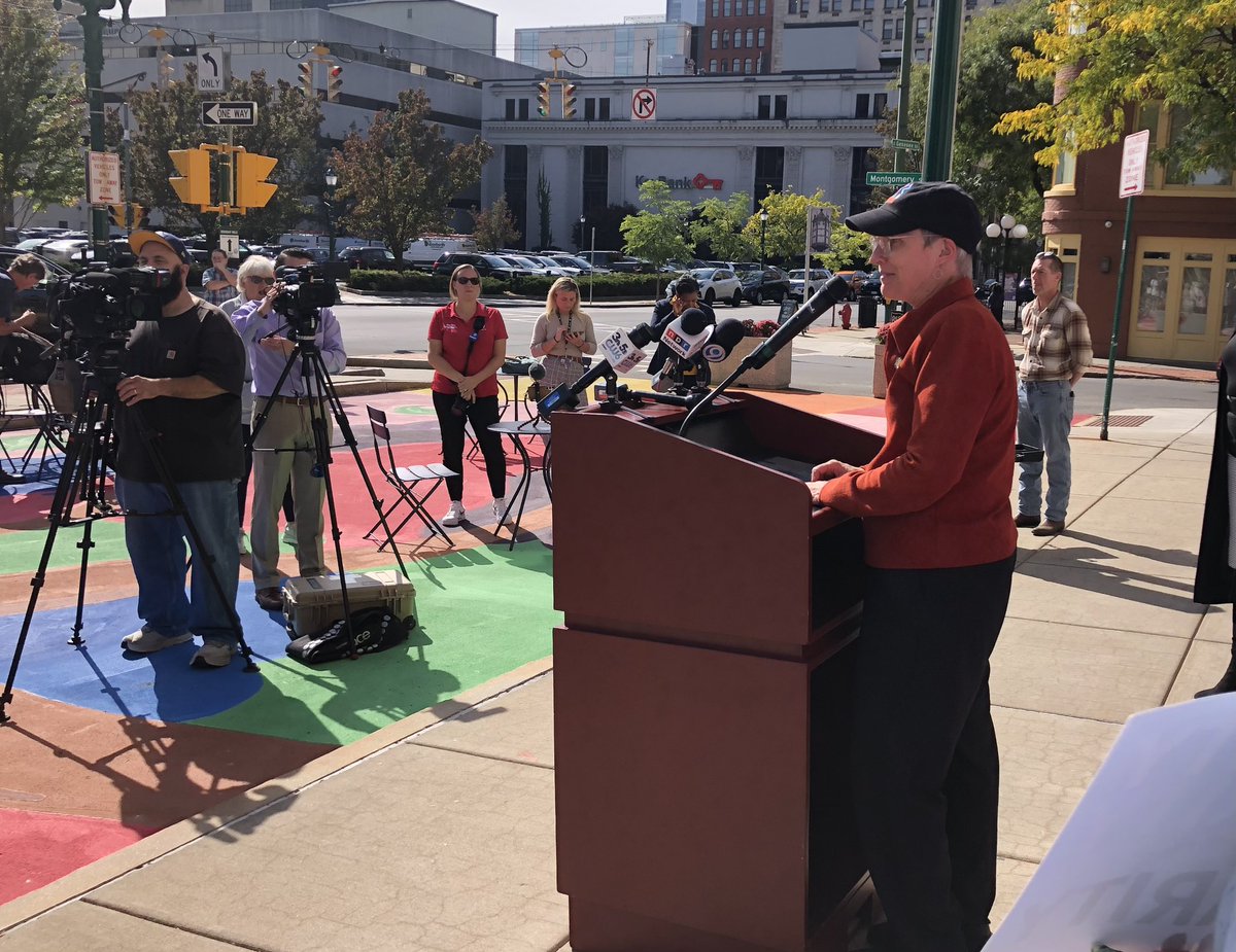 clearypm's tweet photo. Proud to stand in support of our @UAW family members with @gslcaflcio Great turnout from @nysut #UnionForLife retirees and our outstanding elected officials @SenJohnMannion @RachelMayNY @PamelaHunter128 @StirpeAl who always have our back! https://t.co/JWwRHFUDDj