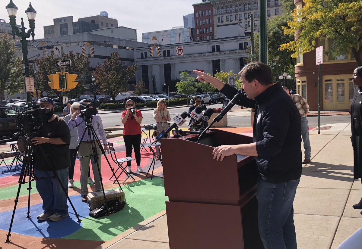 clearypm's tweet photo. Proud to stand in support of our @UAW family members with @gslcaflcio Great turnout from @nysut #UnionForLife retirees and our outstanding elected officials @SenJohnMannion @RachelMayNY @PamelaHunter128 @StirpeAl who always have our back! https://t.co/JWwRHFUDDj