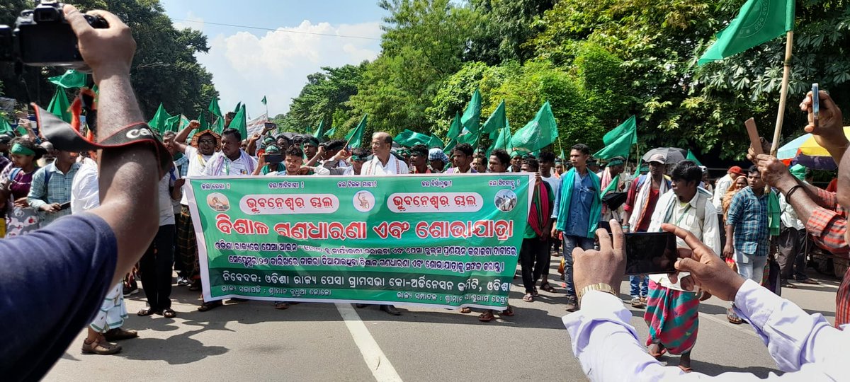 SudarshanCray's tweet photo. Thousands of #tribals took out a rally on Tuesday(Sept 26) and staged #demonstration before State Assembly in Bhubaneswar demanding enactment of Panchayat Extention to Scheduled Areas(PESA)Act 1996. #PESA #PESAAct coordinated by ODISHA STATE PESA GRAMSABHA COORDINATION COMMITTE https://t.co/7LXtRrWIxb