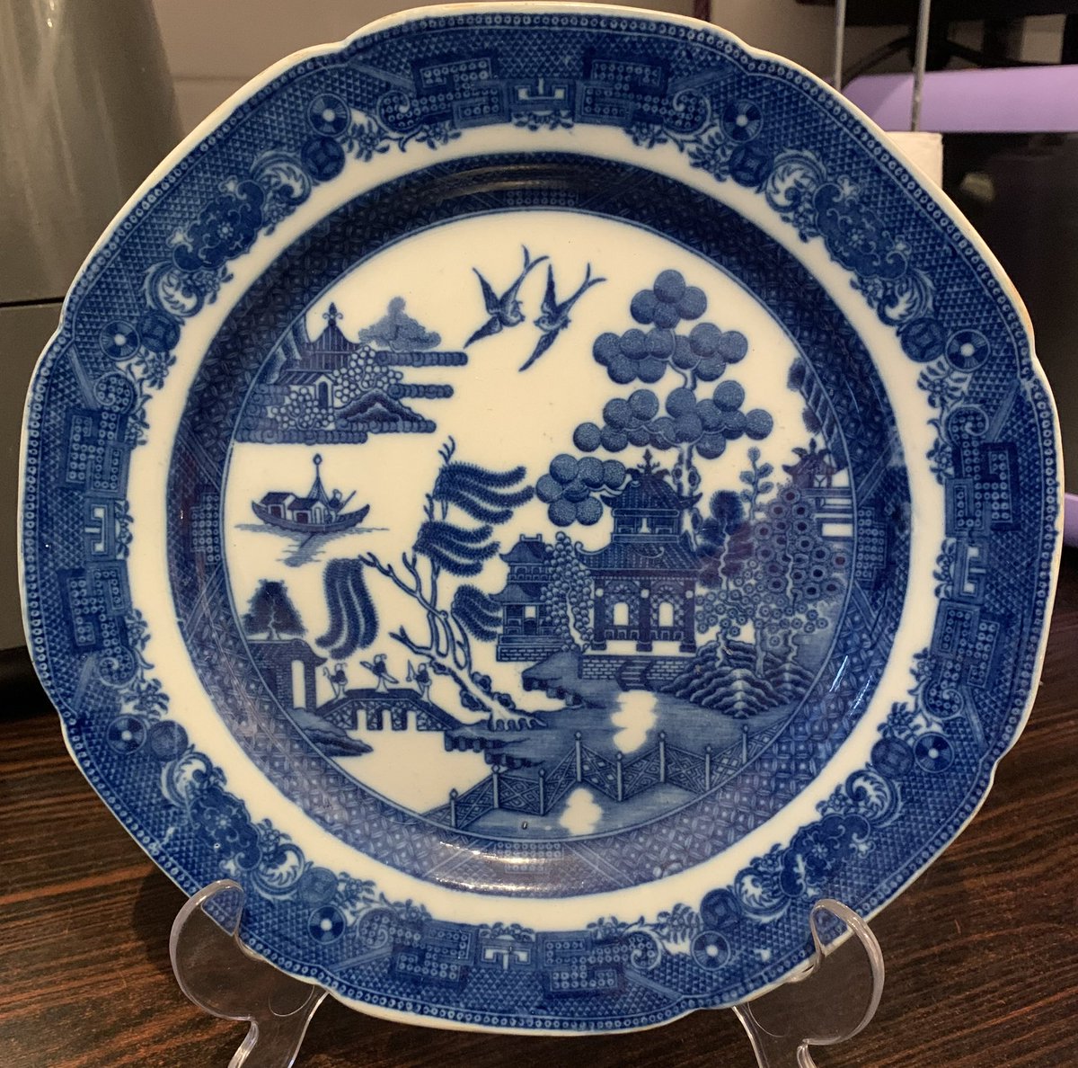 whitegoldsword's tweet photo. An early pair of #Spode transfer printed #pearlware plates (c.1800), decorated with #WillowPattern. A lovely deep #cobalt blue. On the base are a couple of Workmens parallel lines. https://t.co/DL6hsNfb5k