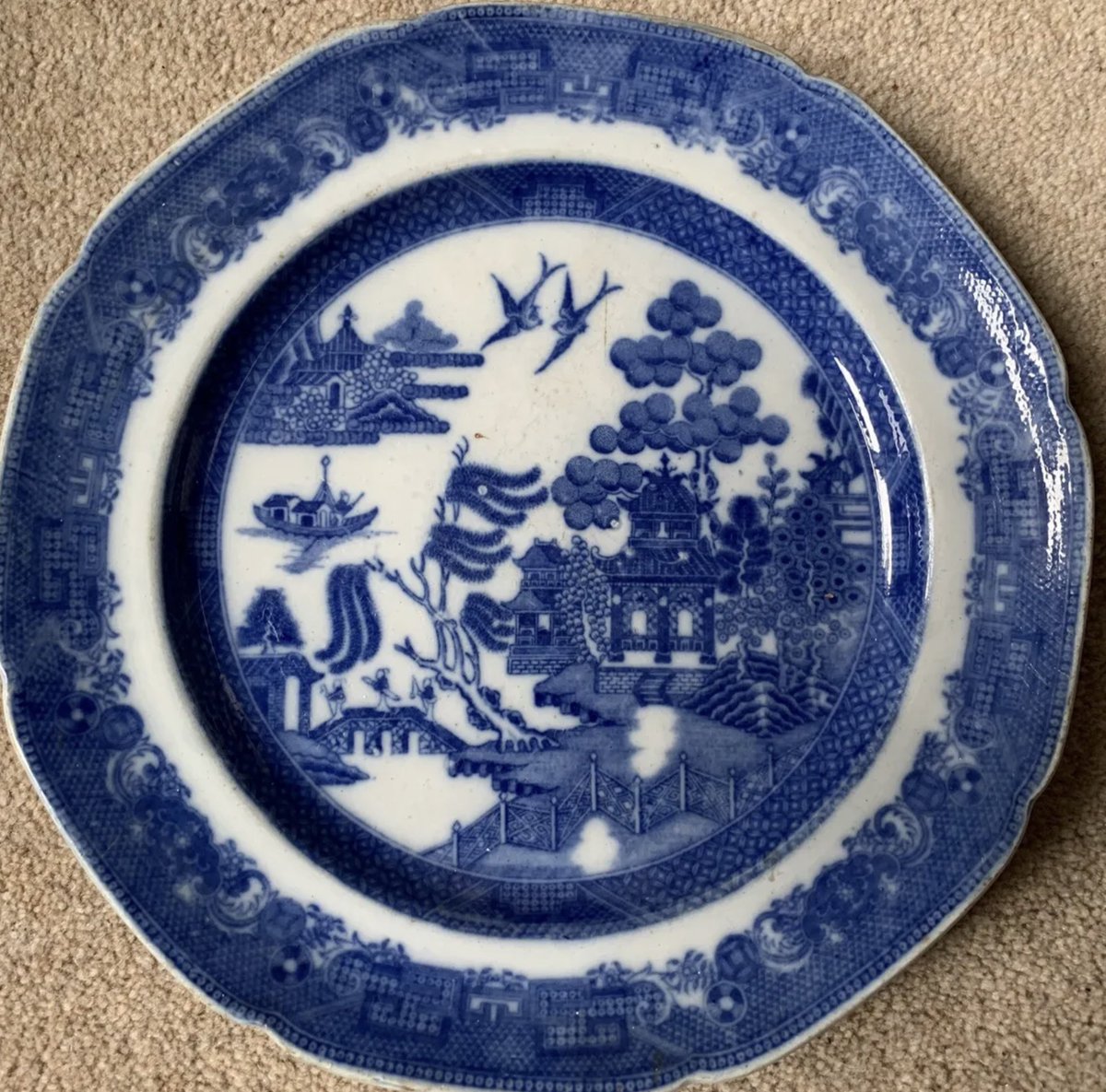 An early pair of #Spode transfer printed #pearlware plates (c.1800), decorated with #WillowPattern. A lovely deep #cobalt blue. On the base are a couple of Workmens parallel lines.