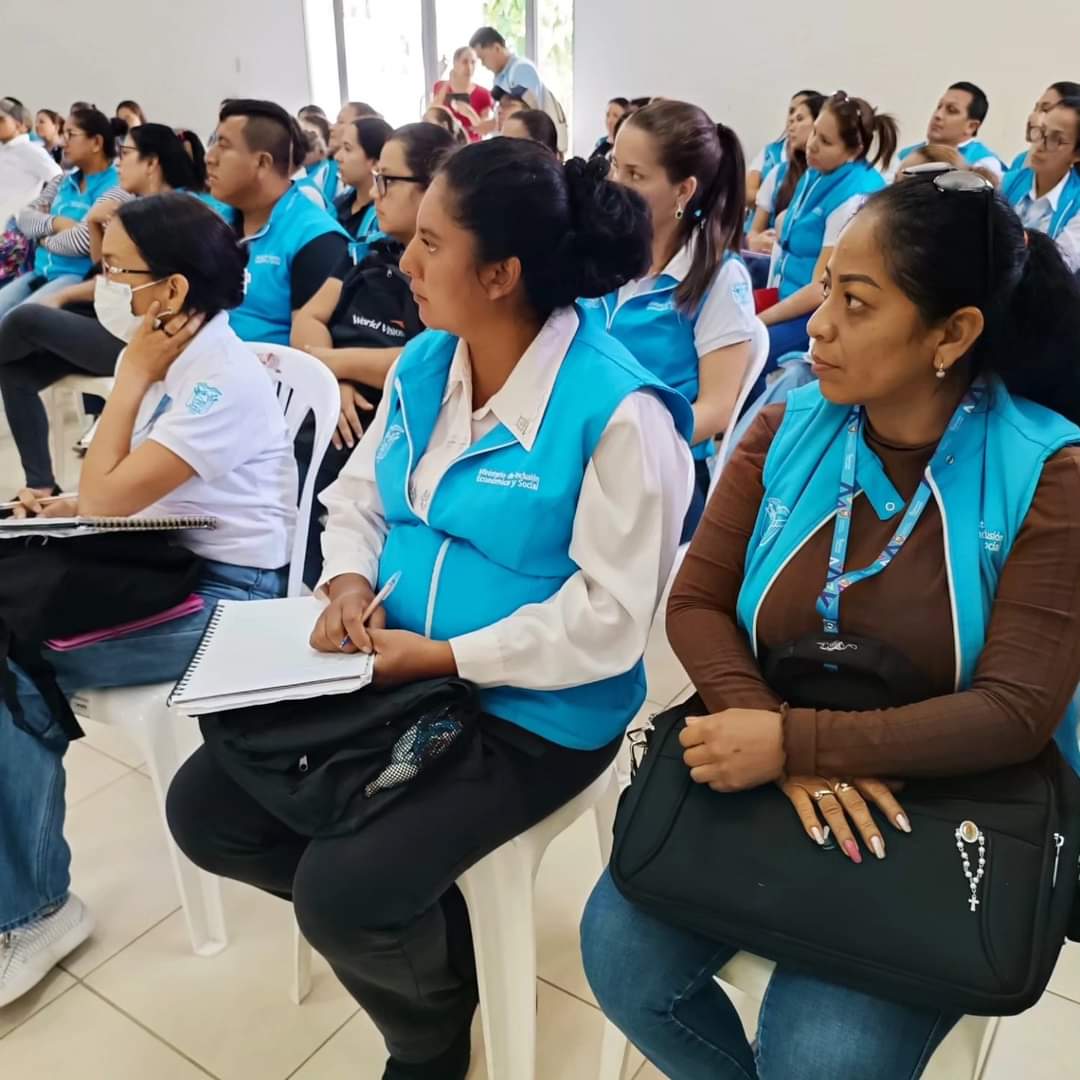 JulyHidalgo9's tweet photo. #MIESZona4 | Estuvimos en el taller sobre el manejo de la Libreta Integral de Salud para el control del niño sano, incluyendo vacunas, peso y talla, el taller, que es impartido por @Salud_Ec será recibido por todos los Educadores del servicio Creciendo con Nuestros Hijos. https://t.co/Fwf4MeuRuV
