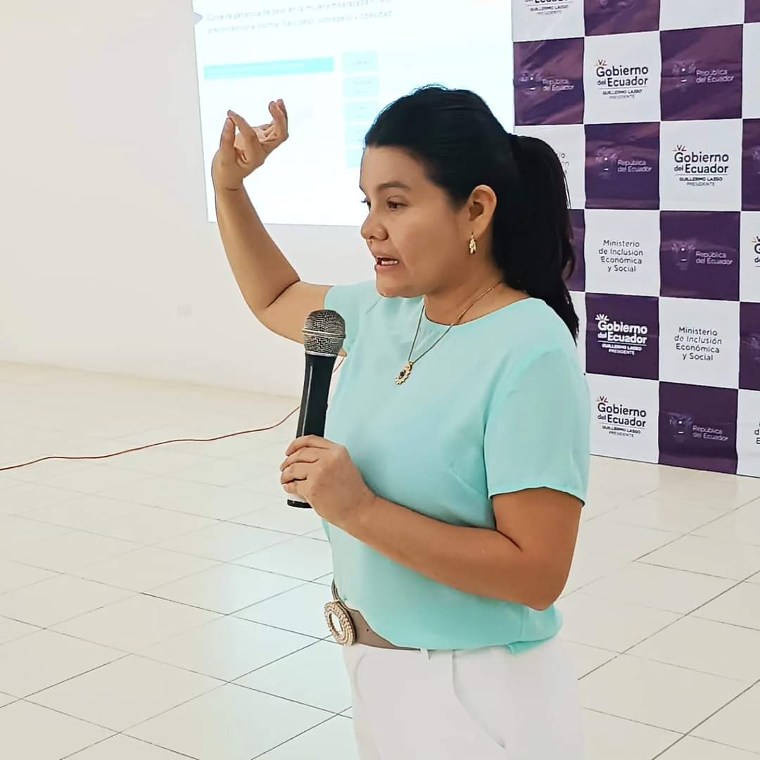 JulyHidalgo9's tweet photo. #MIESZona4 | Estuvimos en el taller sobre el manejo de la Libreta Integral de Salud para el control del niño sano, incluyendo vacunas, peso y talla, el taller, que es impartido por @Salud_Ec será recibido por todos los Educadores del servicio Creciendo con Nuestros Hijos. https://t.co/Fwf4MeuRuV