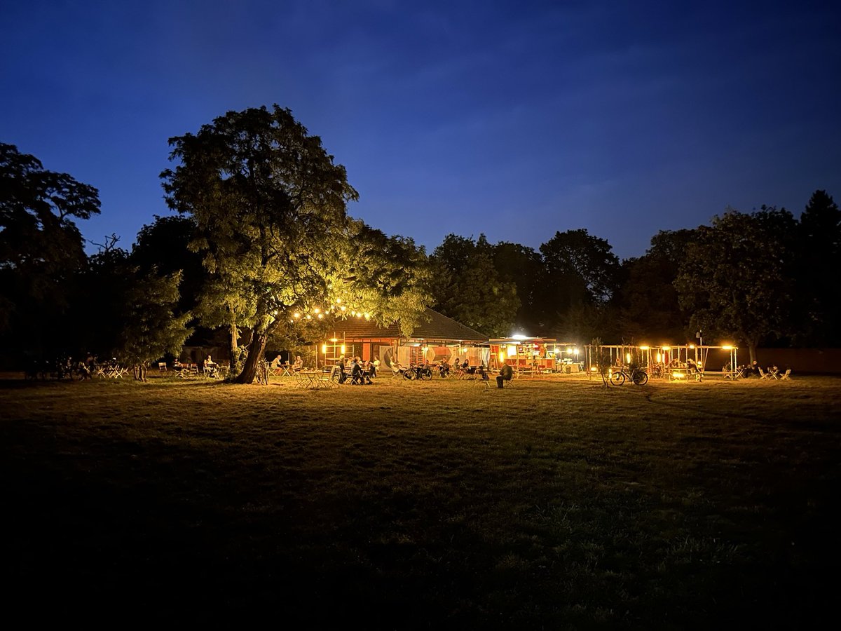 Das Feld hat eine neue feine Gastro, #TempelGarten, heute mit Vollmond ein Fest des abendlichen Lichts. Ein feiner Augenblick für die Seele. Die Betreibenden machen bis nächstes Jahr eine ImproBar. Da das Gebäude noch saniert wird. #Tempelhoferfeld 👍