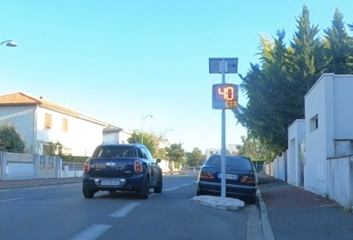 EnGazelle_off's tweet photo. Le radar pédagogique de l'avenue de Tivoli du Bouscat a bien du travail... (#zone30) #excesvitesse #incivilite #vroomer https://t.co/WpuA6sk6De