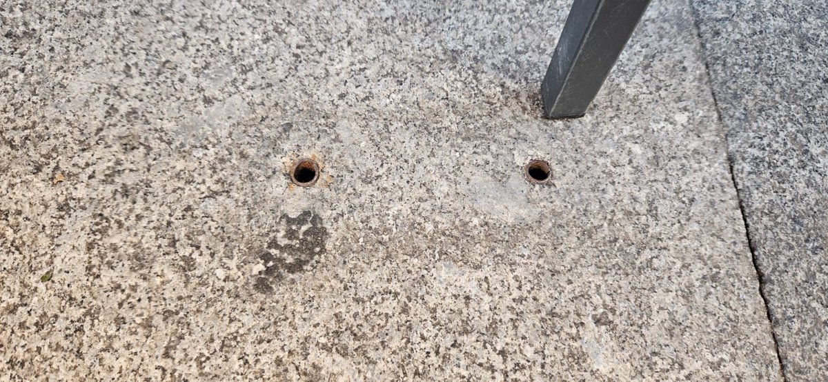 Guardabarross's tweet photo. Pues tenemos que denunciar la desaparición de un #aparcabicis en #Salamanca, esencial, junto a la Plza. del #Corrillo. Y, además, en aras de una #terraza. Circunstancia que, habiendo podido recolocarlo, nos parece aún más grave. No vamos a parar hasta recuperarlo. https://t.co/HvL9JmCzir