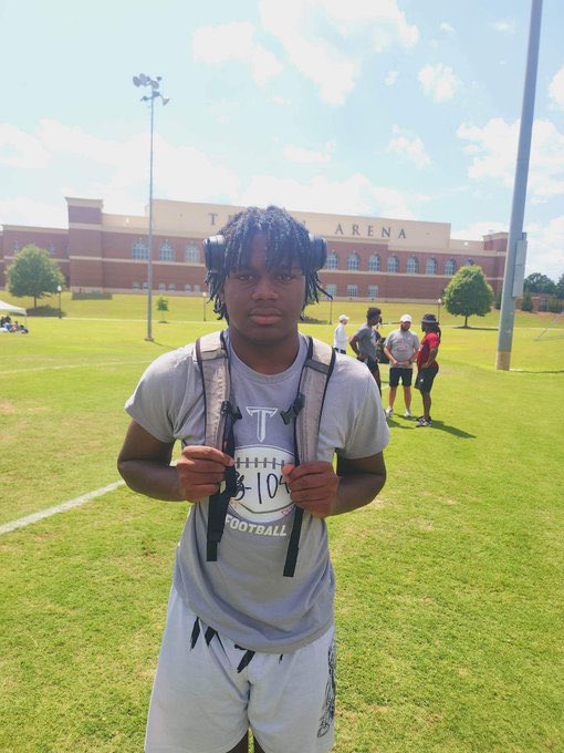 recruitmeu's tweet photo. 2027 DE Terez Thomas is a name that has emerged as top talent in the AL freshman class. At 6’2 195 lbs, Thomas is a handful to block. The Opelika Bulldogs are always loaded with talent in 7A so keep an eye on @Slenderman25 https://t.co/jIgYKySEHt