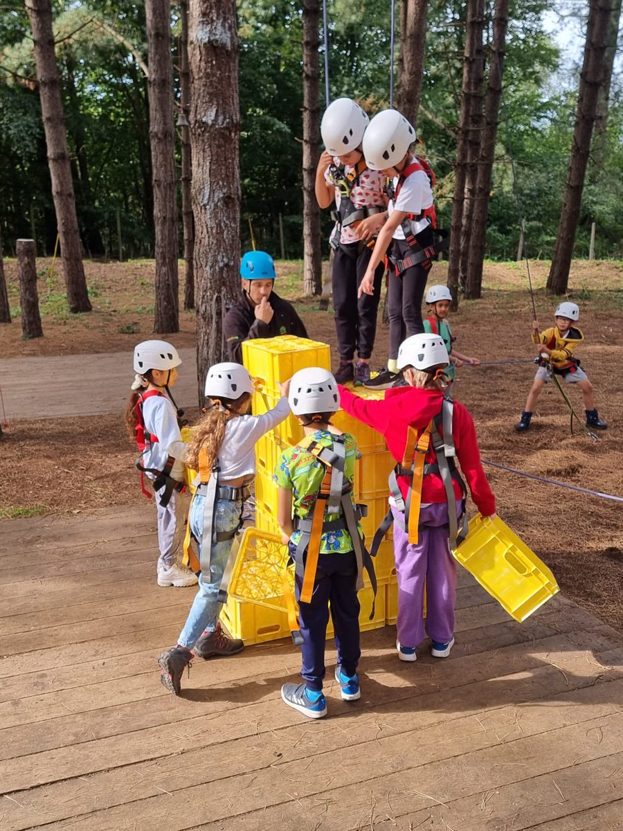 stjohnscen20's tweet image. Team building at its best! #TeamStJohns #GreenAndYellow