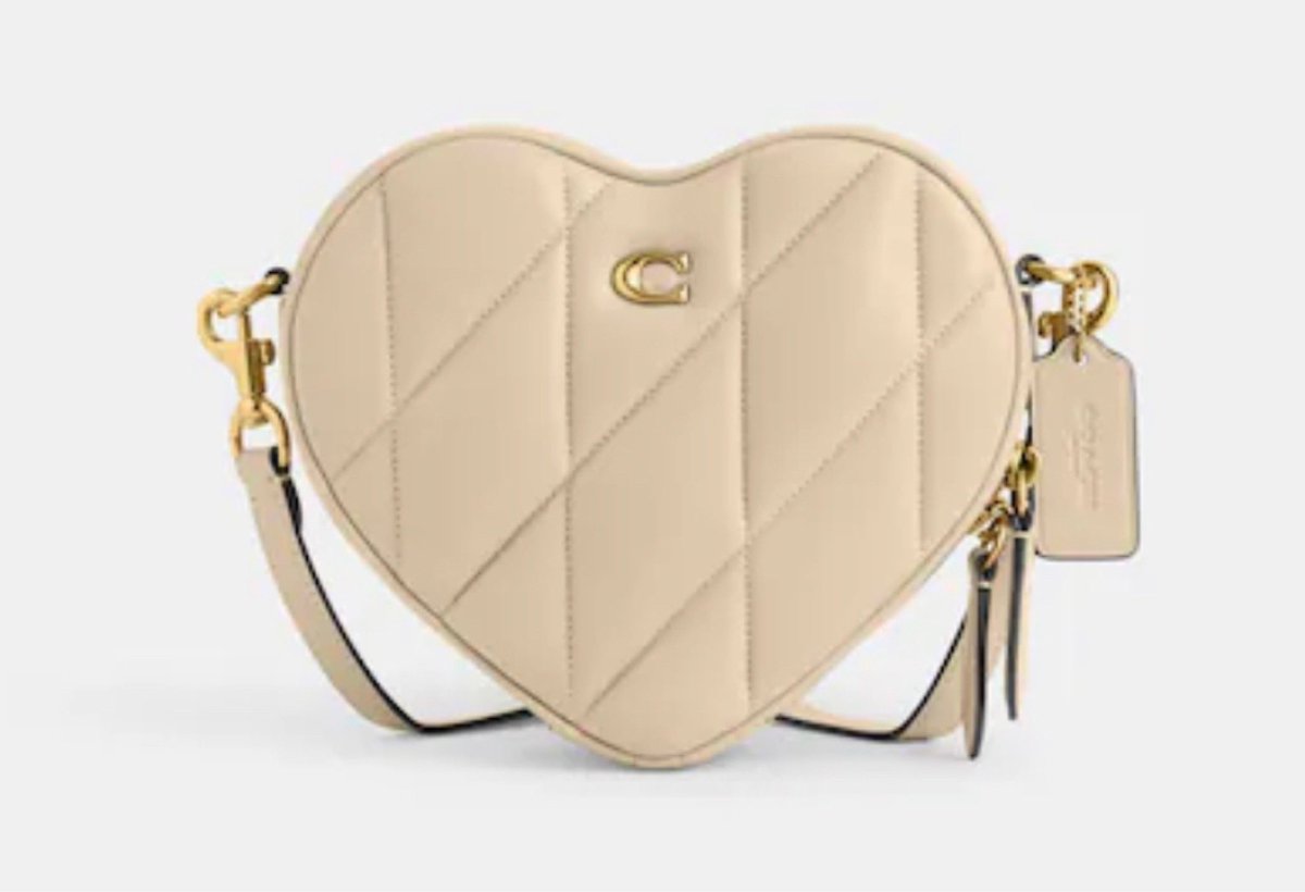 HerAvenueBlog's tweet image. Who’s into heart bags? click to get it 
liketk.it/4hTki

#coach #heartbags #heartshape #trendingbags
