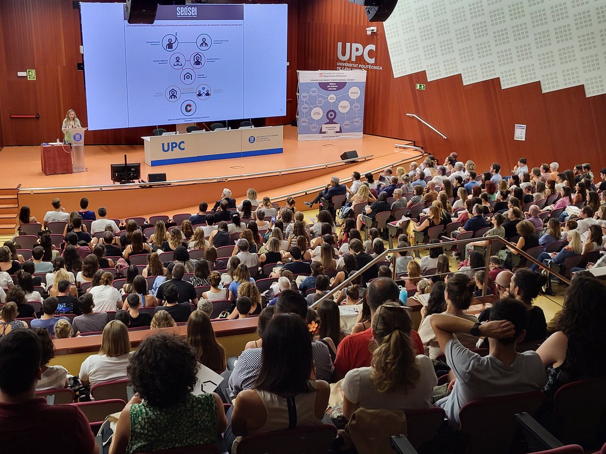 educaciocat's tweet image. 👋 Avui s'ha donat la benvinguda a la primera promoció del programa de residència inicial Sensei.

250 docents novells, que s'han presentat voluntaris, tindran 85 mentors durant aquest curs als 55 centres que participen en el pla pilot.

➕ info: educacio.gencat.cat/ca/actualitat/…