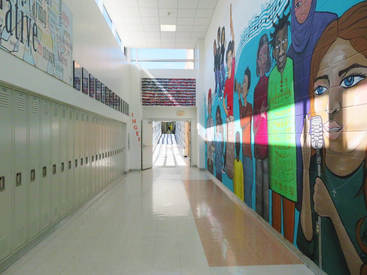 ccsdschools's tweet photo. The mural at CHSN this afternoon was finally unveiled! Back in June, some of our talented students (not all 📸) had the opportunity to collaborate with visiting artist @am_NYC on a piece called "Rhythm of Our Pulse." Check out the #RAMarkable result below! #ClarkstownCSD #ArtEd🎨 https://t.co/myC0lBmoll