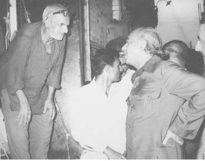 sahil_chandio1's tweet photo. رات کے 2 بجے ایبٹ آباد سے اسلام آباد واپسی پر حسن ابدال میں ایک کھوکھے کے سامنے ایک گاڑی رکتی ہے۔ایک سمارٹ سا شخص گاڑی سے اتر کر کھوکھے میں بیٹھے نیم خوابیدہ باریش شخص کو سلام کرتاہے۔
کھوکھے والاکہتاہے۔"کیا چاہیئے جناب؟"
نوجوان کہتا ہے۔ "محترم کیا حال ہے؟ حکومت میں آتے ہی میری مصروفیات اتنی بڑھ گئی ہیں۔ کہ میں آپ سے ملاقات نہ کرسکا ۔ لیکن میں اپ کو بھولا نہیں ہوں ۔"
دوکاندار آنکھیں پھاڑ پھاڑ کر بھٹو صاحب کو دیکھتا ہے اور پھر دیوانوں کے طرح اس سے لپٹ کر نعرہ لگاتا ہے ۔
"میرا قائد ذولفقارعلی بھٹو زندہ باد ۔ "
اور پھر تھوڑی دیر میں ایک ہجوم اکٹھا ہو جاتا ہے ۔ 
بس ایسے ہی تھے میرے قائد عوام ..... شہید ذولفقار علی بھٹو