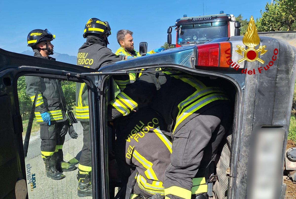 vvfveneto's tweet photo. #27settembre #Chiampo(VI) nel pomeriggio, perde il controllo dell’auto che si rovescia: ferito il conducente. Intervento dei #vigilidelfuoco che estraggono l’autista, preso in cura dal @SUEM_Veneto #soccorsiquotidiani #allaguidanondistrarti https://t.co/NH5vLNqFwL