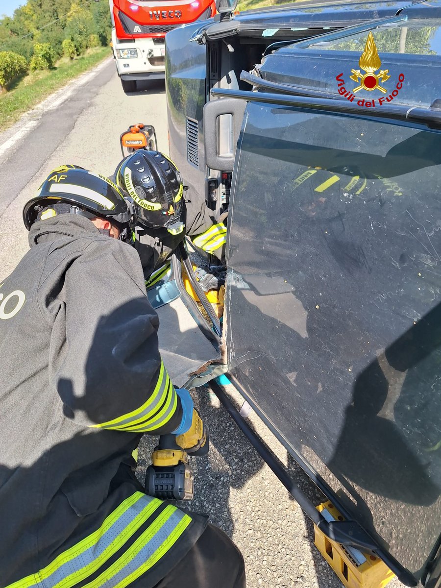 vvfveneto's tweet photo. #27settembre #Chiampo(VI) nel pomeriggio, perde il controllo dell’auto che si rovescia: ferito il conducente. Intervento dei #vigilidelfuoco che estraggono l’autista, preso in cura dal @SUEM_Veneto #soccorsiquotidiani #allaguidanondistrarti https://t.co/NH5vLNqFwL