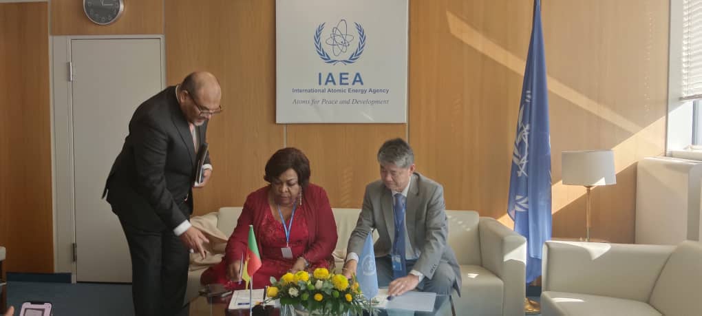 MINRESI_CM's tweet photo. Le Mercredi 27 septembre 2023, le #MINRESI Dr Madeleine TCHUINTE et M. Hua LIU, Directeur Général adjoint de l'@iaeaorg AIEA chargé de la Coopération Technique, ont signé, à Vienne en Autriche, le Programme Cadre National (PCN) pour la période 2024-2029. https://t.co/ScvN62ELyV